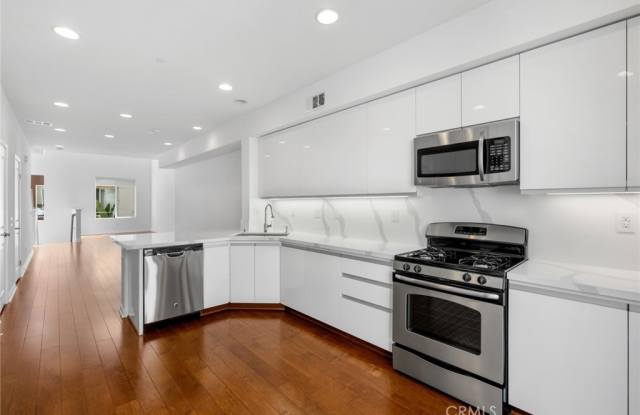 561 Rockefeller - 561 Rockefeller, Irvine, CA 92612