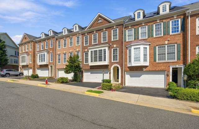 SPACIOUS ALEXANDRIA TOWNHOME | NEAR OLD TOWN & I-495 Gallery 4