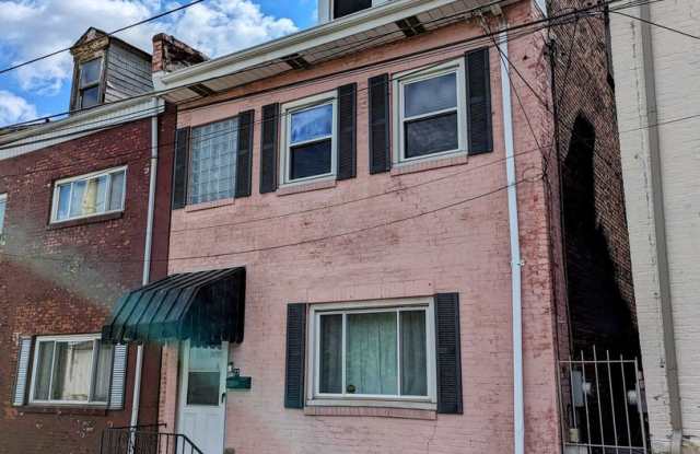4 Bedroom House in the Southside - Central Air - 1st Floor Laundry - Back Patio - 27 South 12th Street, Pittsburgh, PA 15203
