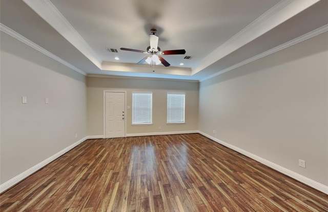 1002 Woodcrest Drive Gallery 2