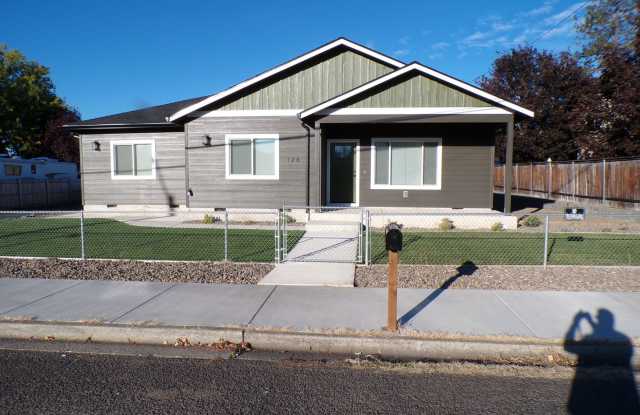 Charming, Comfortable Home with Ample Space Gallery 1