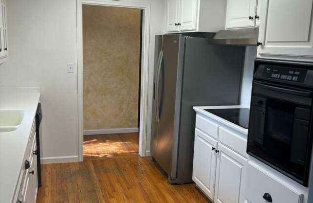 3 B/R 2 BA Charming beautiful home AVAILABLE NOW!! Gallery 4