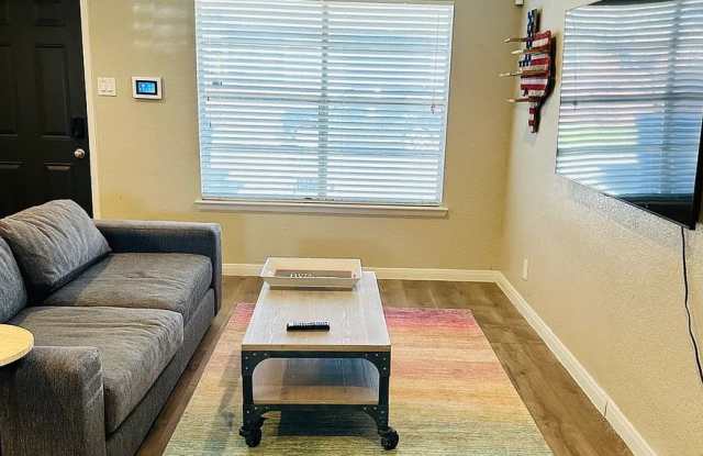 Room in 3 Bedroom Home at Pan Am Expy Gallery 4