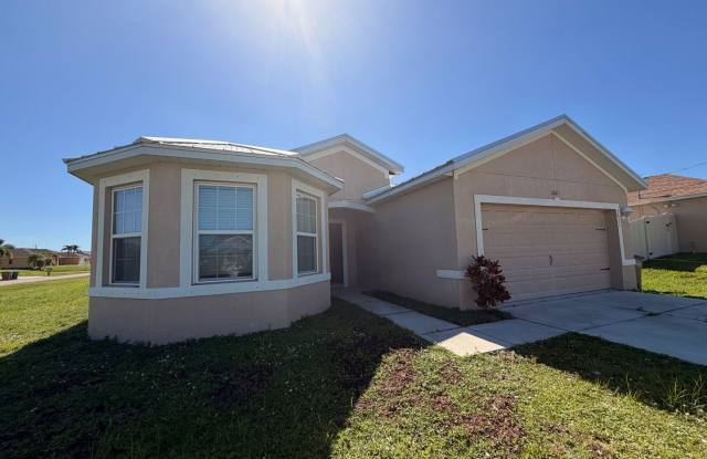 Single Family Home In Cape Coral - 3 Bedroom 2 Bath 2 Car Garage! Gallery 4