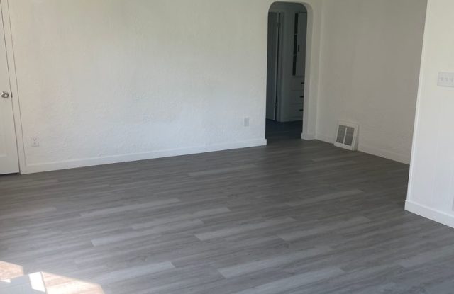Spacious 4-Bedroom Home with Fireplace, Covered Patio & Detached Garage in Pasco Gallery 3