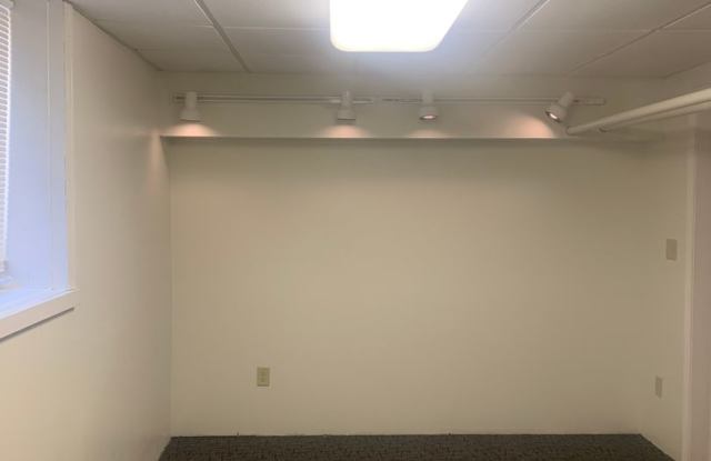 June 2027-Across the Street from Hamline~ 6 Bedroom House- 1 Kitchens- Garage and Off Street Parking!!! Gallery 4