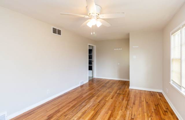 2 bedroom 1 bath home located close to downtown Gallery 4