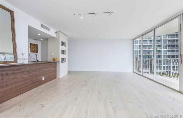 7601 E Treasure Dr photos photos