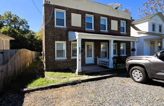 Brick Duplex with 3 bedrooms and 1 bath for rent. Gallery 3