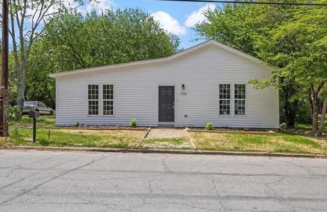 714 Harriett Street Gallery 1