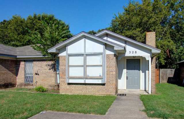 528 McQueary Street - 528 McQueary St, Arlington, TX 76012