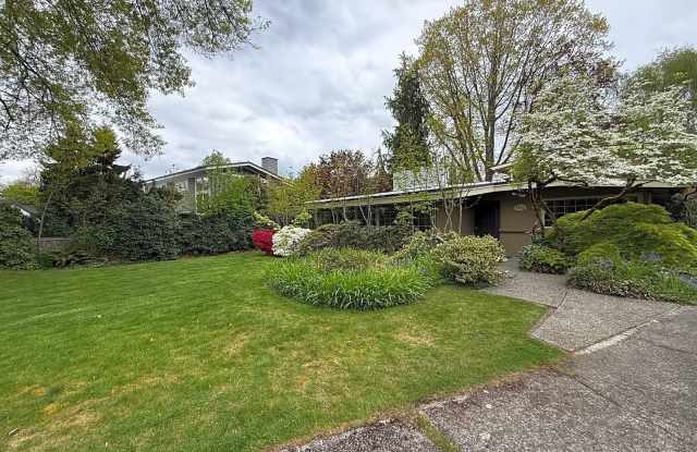 6BR Classic Mid-Century Medina Home! Yard Service Included! photos photos