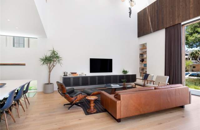 510 Larkspur Gallery 4