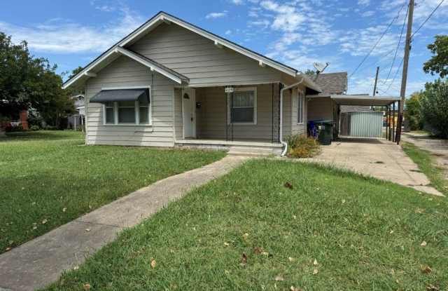 Tons of possibilities here! 3 bedrooms plus bonus unit available , easy application process and quick move in! photos photos