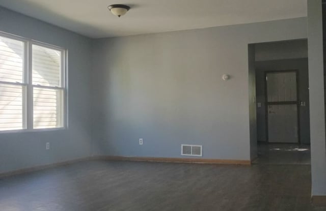 205 W Chalmers Ave - 4beds 1.5bath Gallery 3