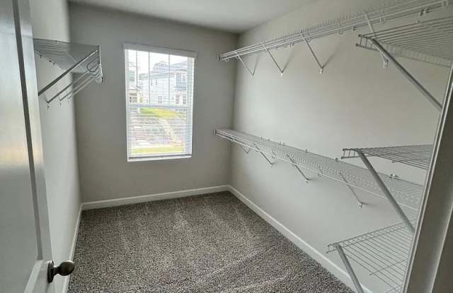 Rooms in 4 Bedroom Home at Laughing Gull Dr Gallery 3