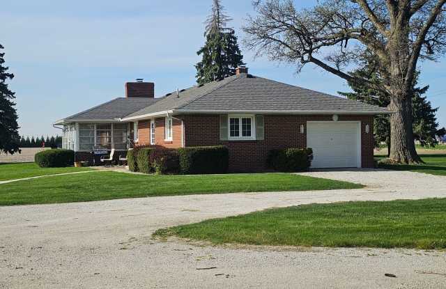Country Setting, Sprawling Ranch - 23032 North Dixie Highway, Wood County, OH 43551