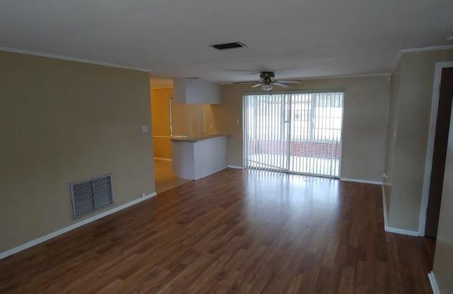 BEAUTIFUL 2/2/1 1000 Sq. Ft. with a large open floorplan, fenced yard and an enclosed lanai!! Gallery 3