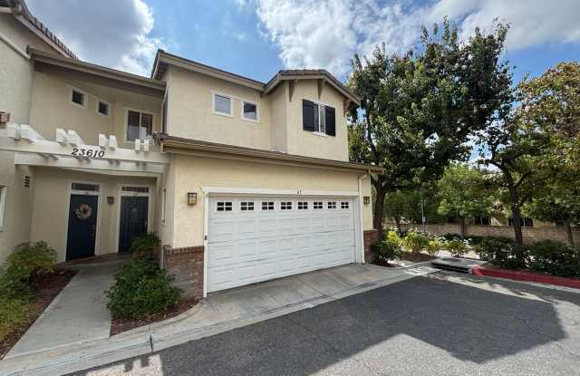 2 Bedroom Townhome for Rent in Valencia! Gallery 1
