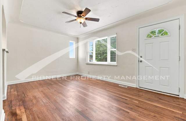 Updated Duplex with Fresh Paint and  Fenced Yard in Great Location! Gallery 3