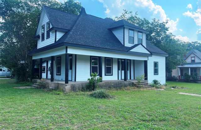 323 E Grand Street - 323 East Grand Avenue, Whitewright, TX 75491