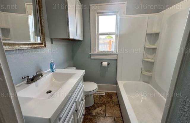 $1,149 - 3 bedroom / 1 bathroom - Single Family Home Gallery 4