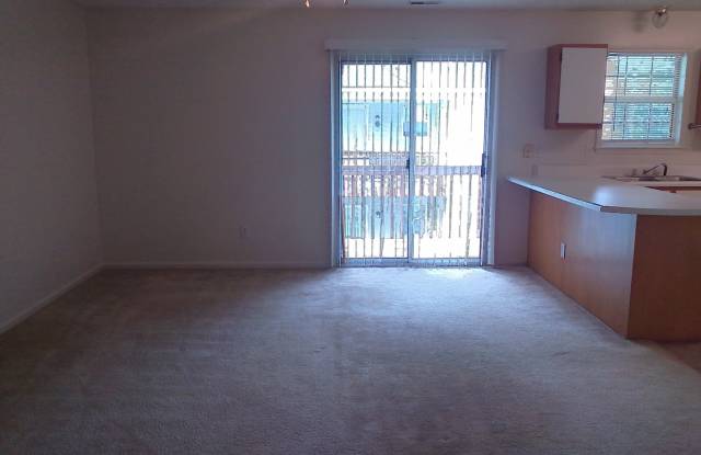 2 Bedroom, 1 bath apartment - upstairs unit Gallery 3