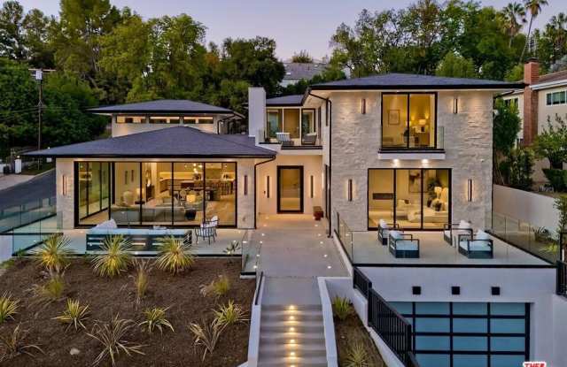 16879 Mooncrest Dr photos photos