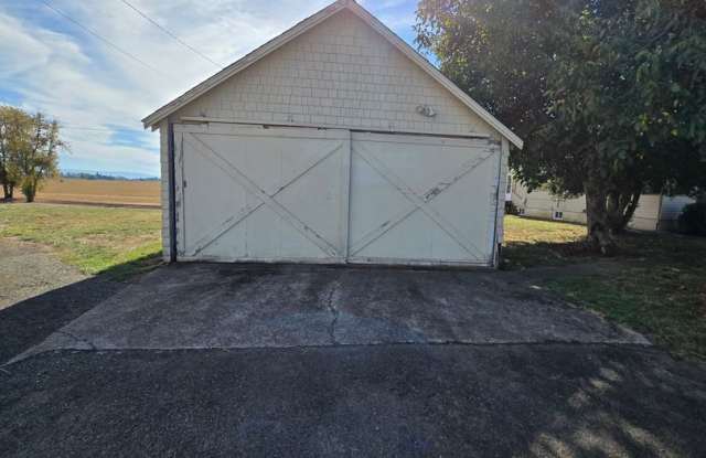 Pet Friendly Farmhouse Near Corvallis – 4 Bedrooms, Large Yard & Detached Garage Gallery 4