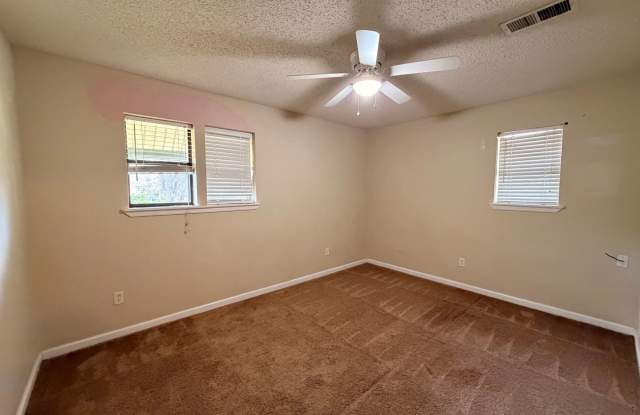 This 3-bedroom, 2-bathroom home in Russellville, AR Gallery 4