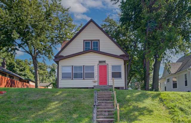 4205 Pacific. Available June 2026. 3 bedroom, 2 bath, 2.5 car garage. Does not qualify for government assistance. photos photos