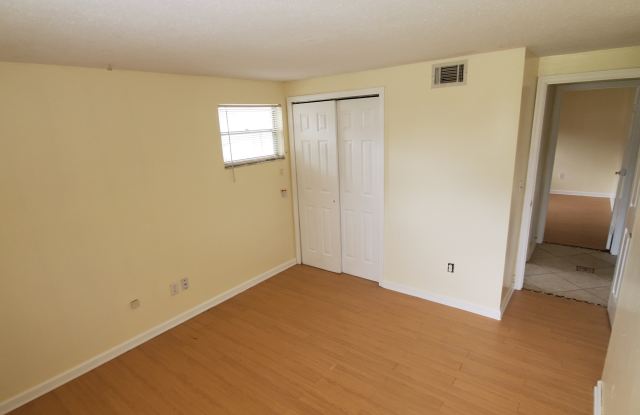 4906-B 21st Street West Gallery 4