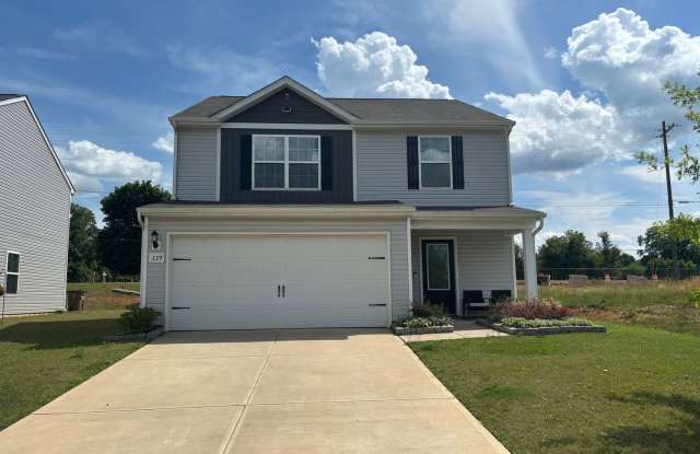 Beautiful 4 Bedroom 2.5 Bath House with Fenced Yard Available!   Pet Friendly! photos photos
