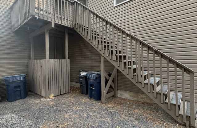 Close to COCC & the Bus Line, 1 Bedroom w/Large Deck, Water/Sewer Paid Gallery 1