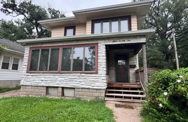 Charming 2 Bedroom House in Moline.  Tons of room photos photos