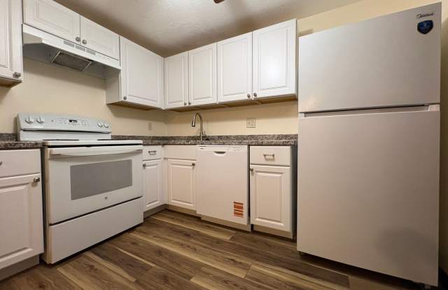 Rent reduced! Beautifully updated 2 bedroom condo, with 2 reserved parking spots, in Dracut MA Gallery 3