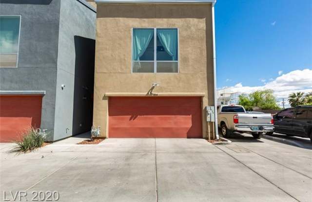 Downtown Gem! Loft-Style Townhome with Private Yard  Views photos photos