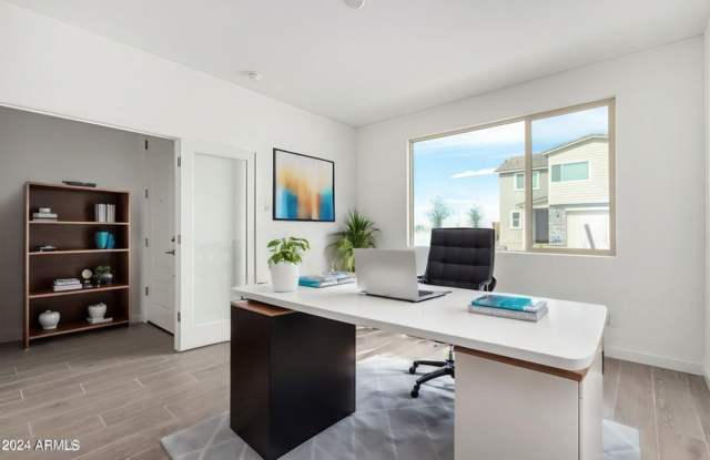 Spacious 3 bed 3 bath Single Story in Avondale Gallery 3