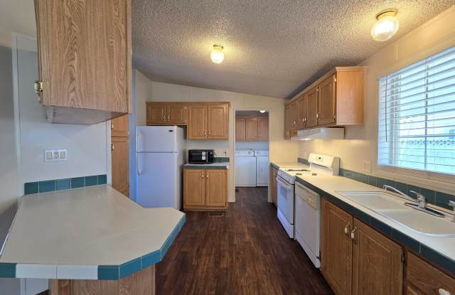 4 Bedroom Rose Gardens Estates available for Immediate Move-In!!! Gallery 4