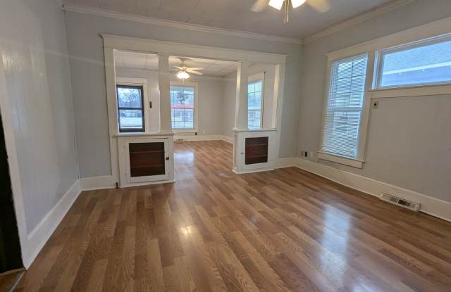 Coming Soon 4 Bed, 1 Bath — Available December 15th! photos photos