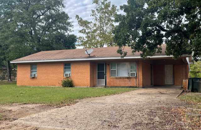 3 bed 1 bath house - 2200 Pat Street, Nacogdoches, TX 75964