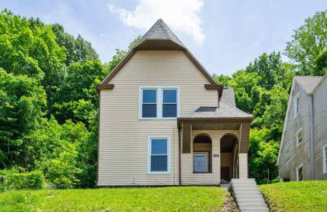 Newly Renovated 3 bed/1 Bath on a Quiet Street in Wilmerding! Available 9/1 photos photos