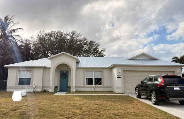 3/2/2 for Rent NEW Metal roof 2026 (Part of the garage has been converted) photos photos