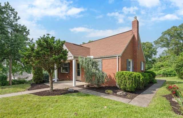 Cozy Cape Cod Charm with a Big Backyard in Peters Township photos photos