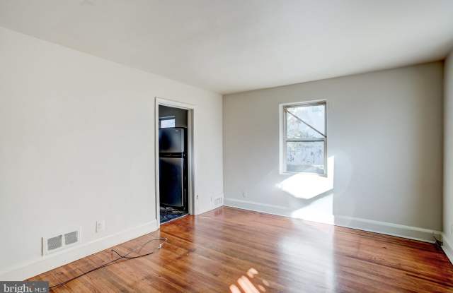 2100 WOODBOURNE AVENUE Gallery 4