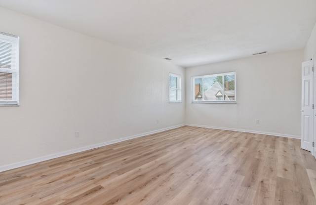 Recently Renovated, Pet Friendly, 3 Bedroom Apartment Close to Downtown Gallery 2