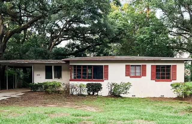 4 BR 3 BATH ON WESTRIDGE! - 211 Westridge Drive, Tallahassee, FL 32304