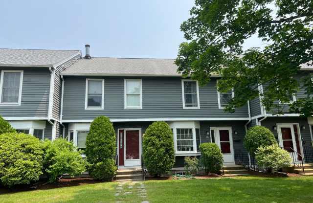 Spacious 2 Bed 2.5 Bath | Hardwood Floors & 2 Parking Spaces Gallery 1