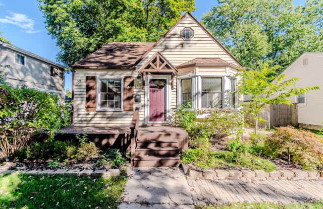 Charming 3-Bedroom, 2-Bathroom, Full Equipped Kitchen, Washer and Dryer Included, Partially Finished Basement, and Car Garage Gallery 1