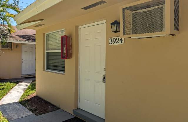Beautifully renovated 2/1 Apt in Palm Springs, ready to move in! Gallery 1